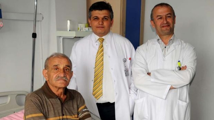 Bağırsaktan idrar torbası takıldı