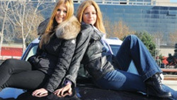 Dubai çöllerinde iki güzel sarışın Dubai çöllerinde iki güzel sarışın