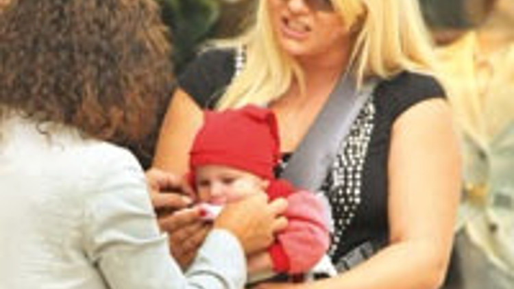 Asya bebekle alışverişte