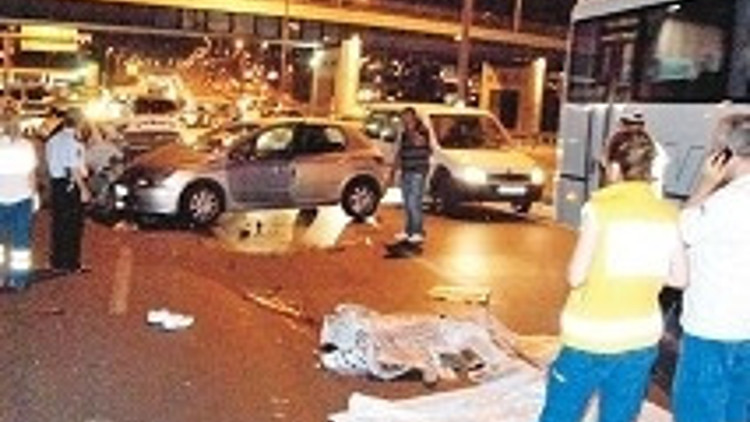 Metrobüs yolunda sağ şeritte facia