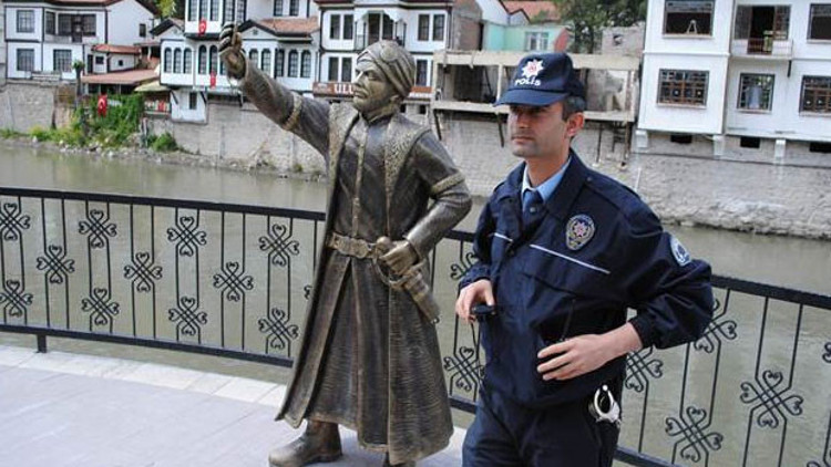 Amasyadaki selfie çeken şehzade heykeli polis korumasına alındı
