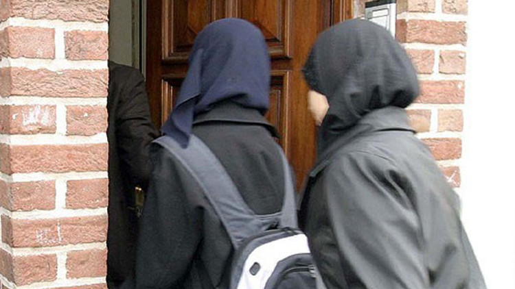 İsviçrede başörtülü öğrenci okuluna döndü