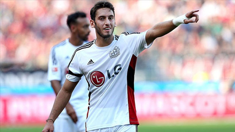 Manchester United, Hakan Çalhanoğlunun peşinde