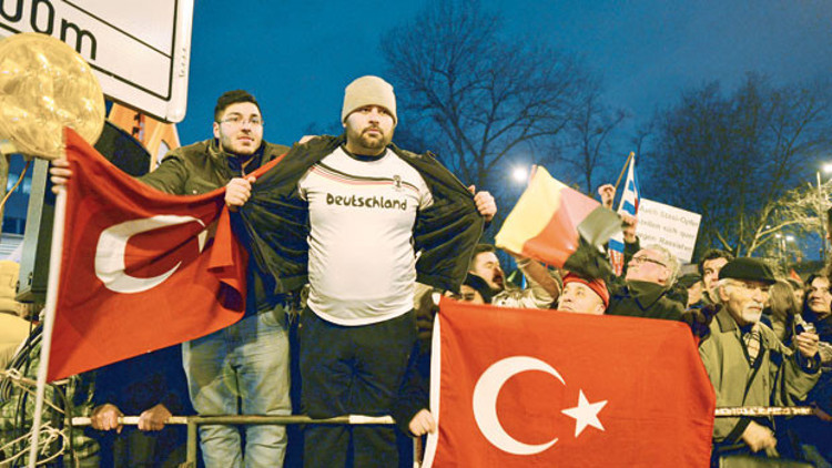 Almanya Pegidaya geçit vermedi