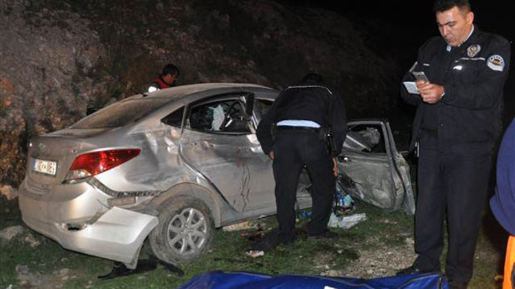Trafik kazası: 2 ölü, bir köpek telef oldu Trafik kazası: 2 ölü, bir köpek telef oldu