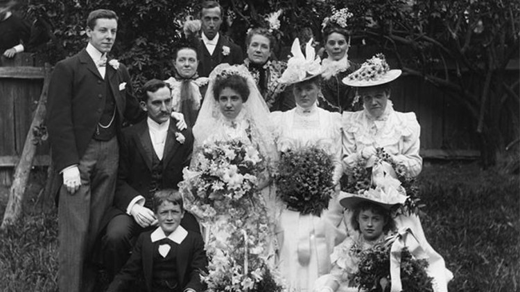 ESKİ FOTOĞRAFLARDA NEDEN KİMSE GÜLMEZ ESKİ FOTOĞRAFLARDA NEDEN KİMSE GÜLMEZ