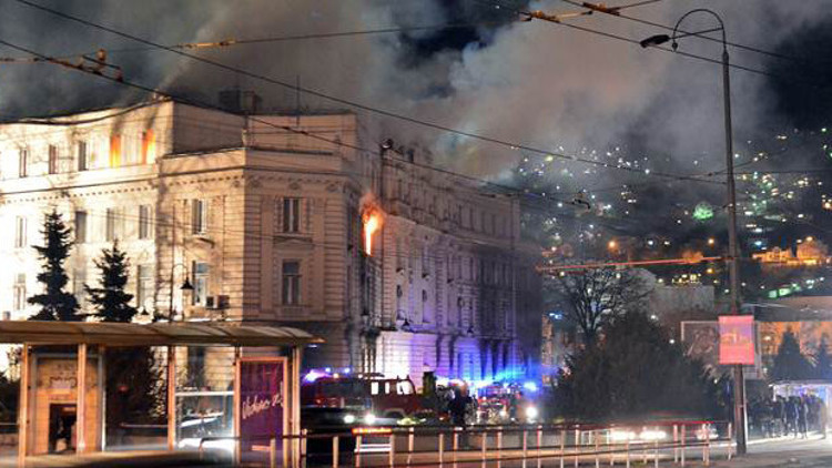 Bosna savaş sonrası en büyük krizi yaşıyor