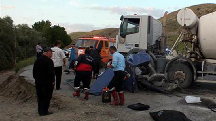 Beton mikseri ikiye böldü: 5 ölü, 3 yaralı Beton mikseri ikiye böldü: 5 ölü, 3 yaralı