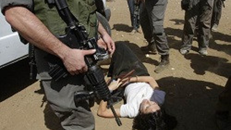 İsrail askerleri Fransız diplomatı yerde sürüklediler