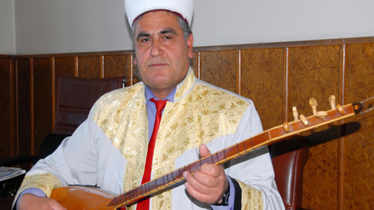 Emekli imam ek gelir için türkü barda çıkıyor