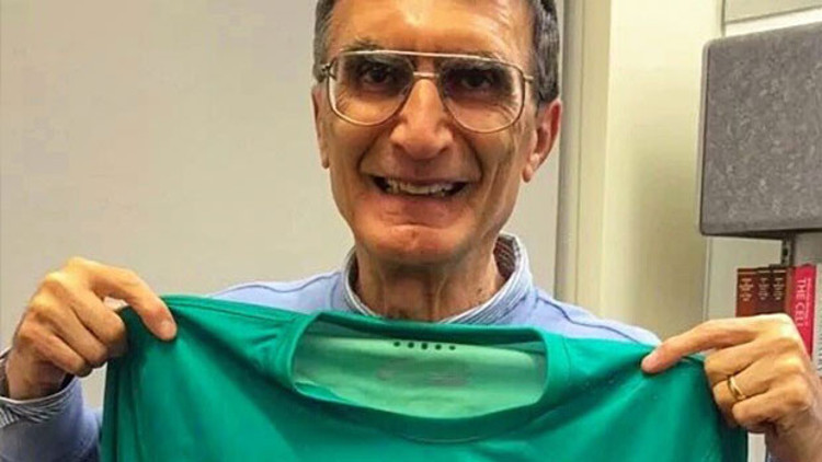 Aziz Sancarı çok sevindiren hediye Aziz Sancarı çok sevindiren hediye