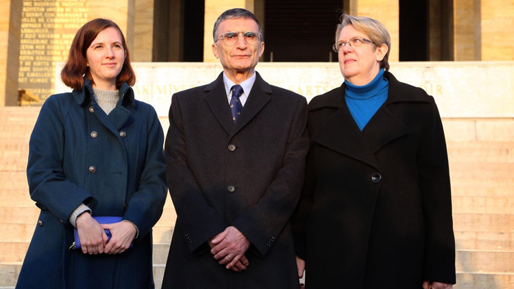 Aziz Sancar, Ata’ya kırmızı karanfil bırakıp dua etti