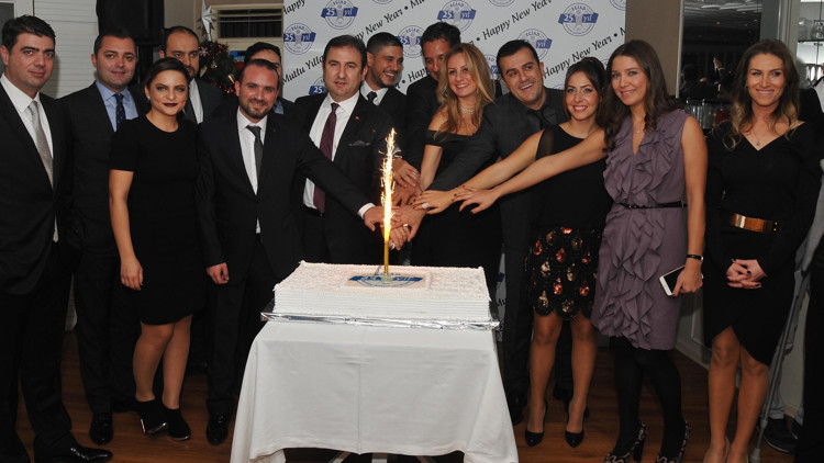 Gençlerden erken kutlama