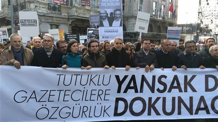 Can Dündar ve Erdem Gül için 30 adımlık yürüyüş Can Dündar ve Erdem Gül için 30 adımlık yürüyüş