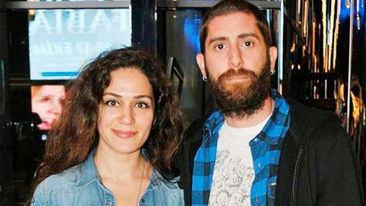 Özge Borak sevgilisiyle birlikte babasını izledi Özge Borak sevgilisiyle birlikte babasını izledi