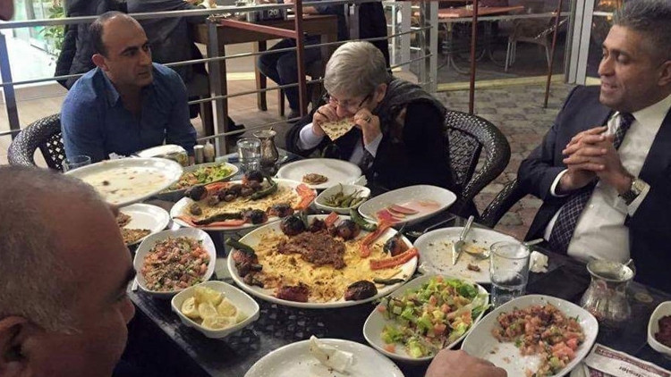 Canan Karatayın ekmek yediği iddia edildi Canan Karatayın ekmek yediği iddia edildi