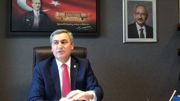 CHP’li Necati Yılmaz Atatürk posterinin önünde açıklama yaptı CHP’li Necati Yılmaz Atatürk posterinin önünde açıklama yaptı