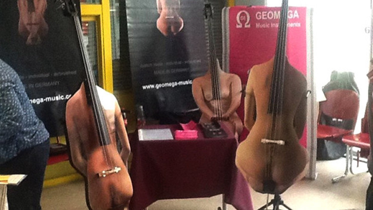 Almanyada çıplak kadınlar enstrüman oldu