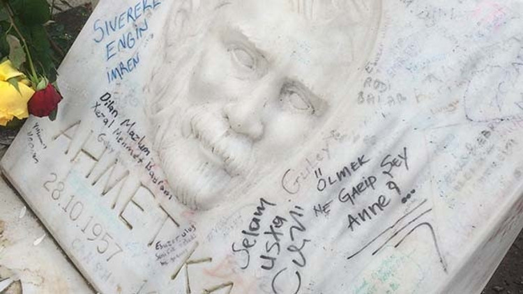 Ahmet Kaya’nın mezarındaki yazılar dikkat çekiyor