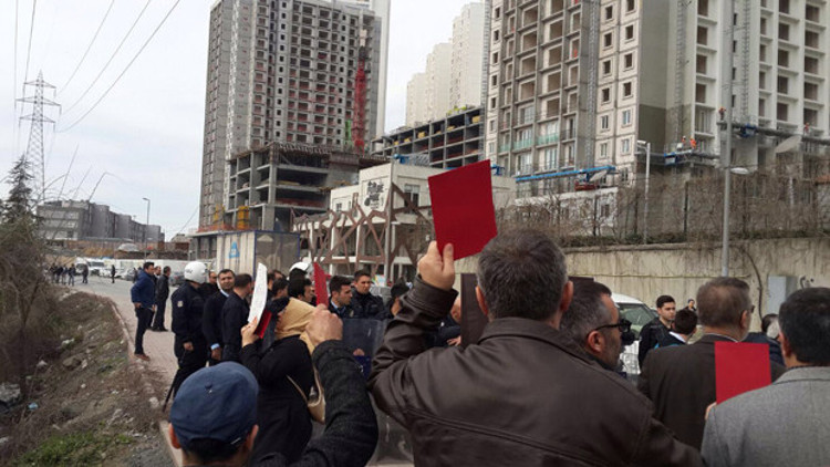 Esenyurtta eylemcilerden kırmızı kartlı, düdüklü eylem