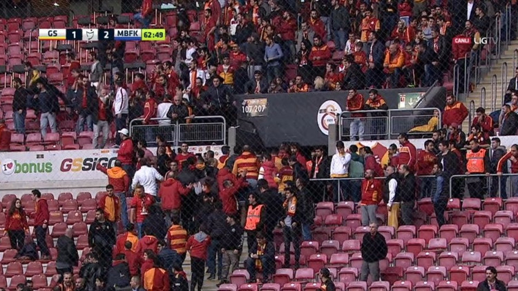 Arenada şok tepki Önce gittiler sonra geri geldiler