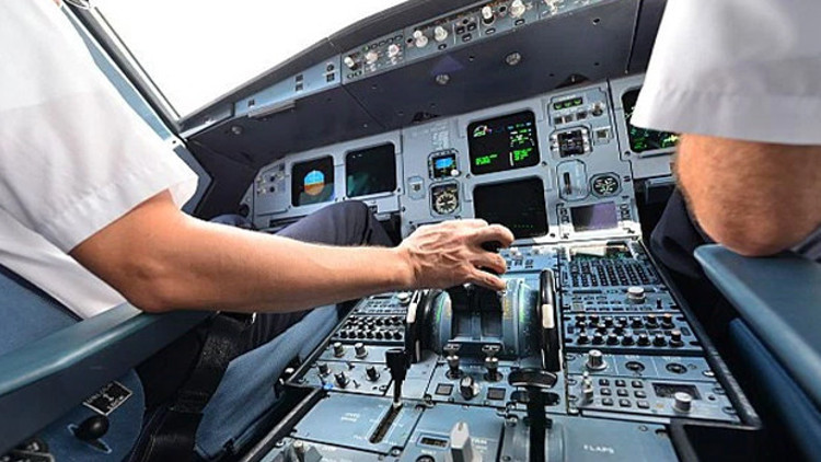 Ayrılmak isteyen karısını uçağı düşürmekle tehdit etti Ayrılmak isteyen karısını uçağı düşürmekle tehdit etti