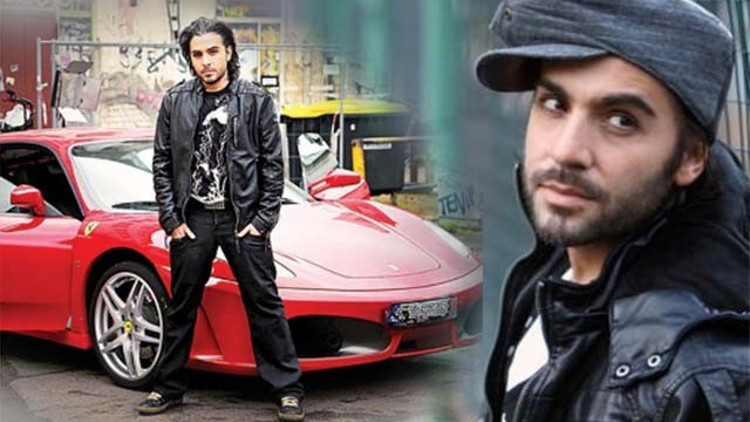 Yeni klibi için Ferrari parçaladı
