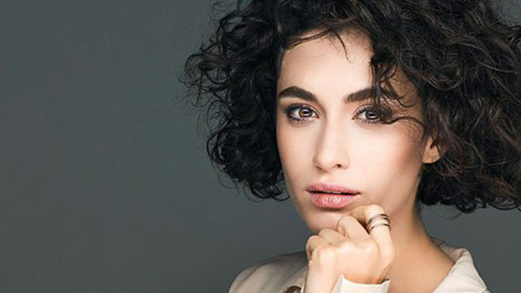 Hande Doğandemir, aşk dedikodularına açıklık getirdi. Hande Doğandemir, aşk dedikodularına açıklık getirdi.