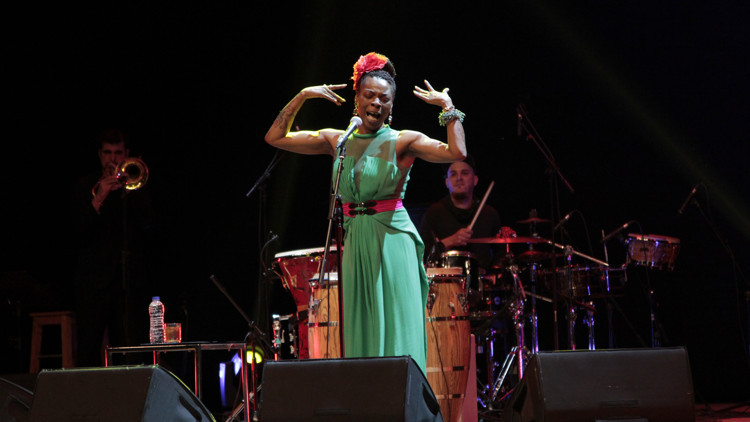 İspanyol diva büyüledi İspanyol diva büyüledi