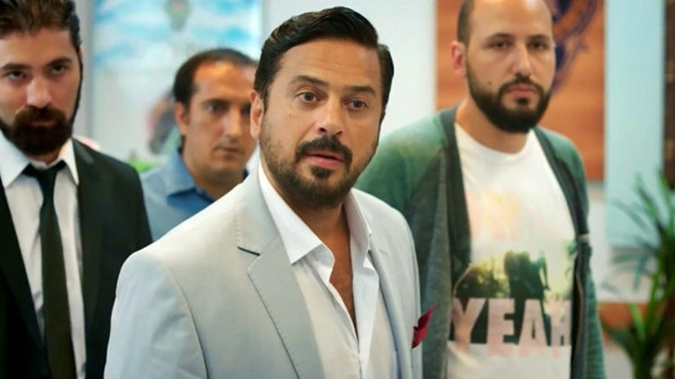 Emre Altuğ kötü adam rolünde Emre Altuğ kötü adam rolünde