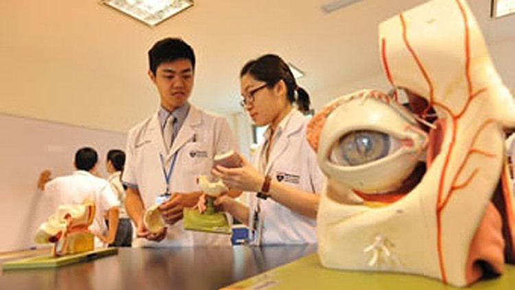 Gençler üniversite için Malezyaya gitmeye başladı