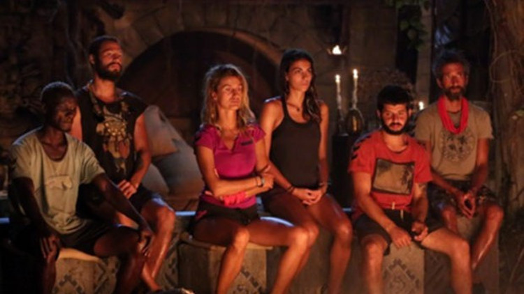 Brunettalar xususiy uy qurilishi blowjobs beradi