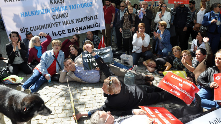 CHPliler yatarak eylem yaptı