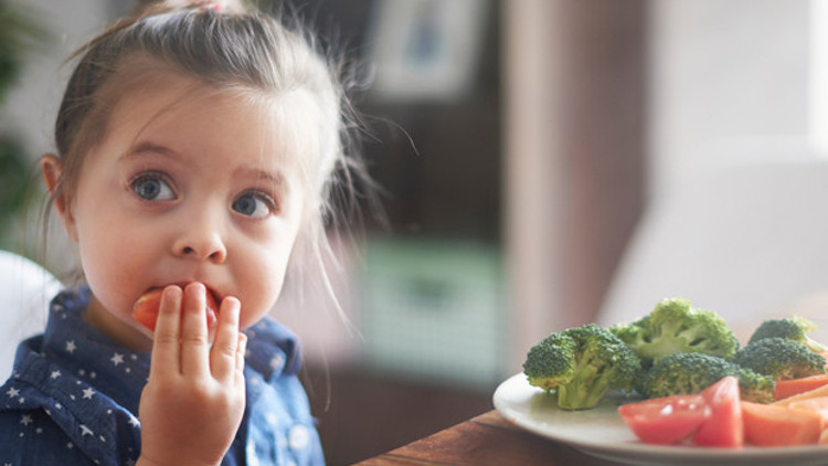 Çocuğunuza yemek yedirirken bunları yapmayın