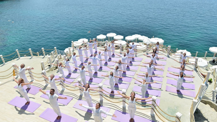 Uluslararası Yoga Şöleninde aş kendini