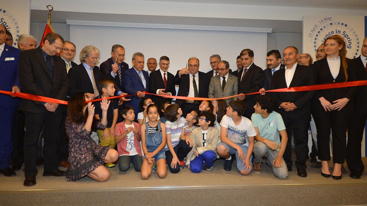 Aziz Sancar’ın adı üniversitenin konferans salonuna verildi