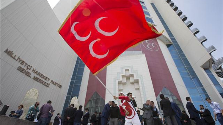 MHP önünde gergin anlar MHP önünde gergin anlar
