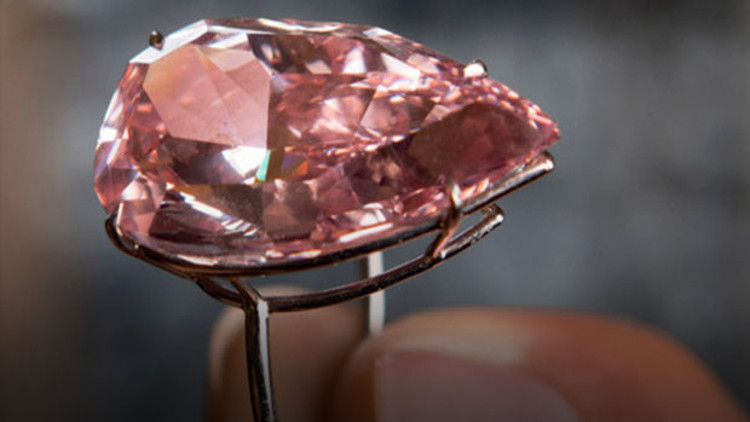 Cenevrede pembe elmasa rekor fiyat Cenevrede pembe elmasa rekor fiyat