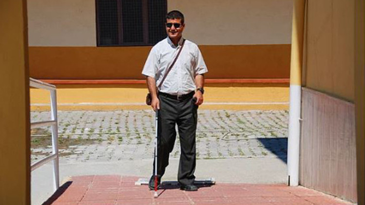 Görme engelli Menderes öğretmenin aydınlık hikâyesi Görme engelli Menderes öğretmenin aydınlık hikâyesi
