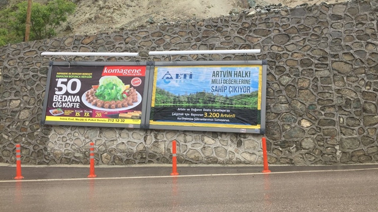 3200 Artvinliye teşekkür afişi gerginlik yarattı