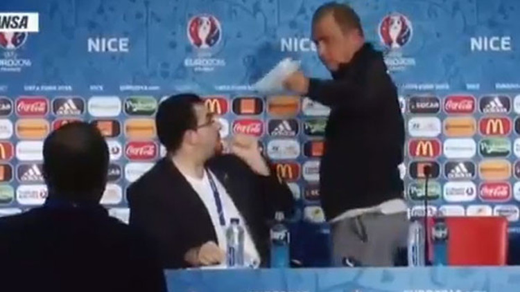 Fatih Terim basın toplantısından tercümana sinirlenerek ayrıldı