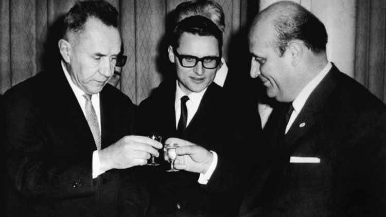 Saraydan çıktı, taksiye bindi ve... Kayboldu