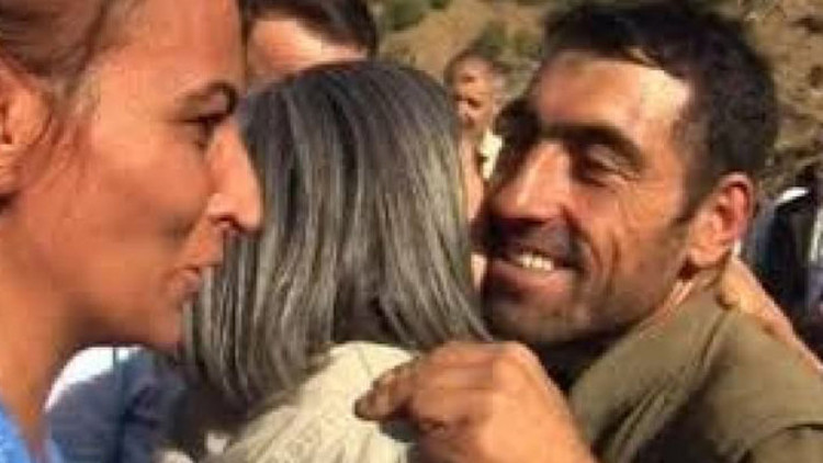 Şemdinlide yol kesip BDPlilerle kucaklaşan PKKlı terörist Menbiçte görüntülendi