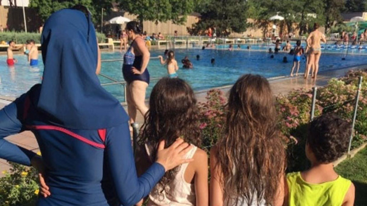 Havuza haşema ile gelen kadın dışarı çıkarıldı