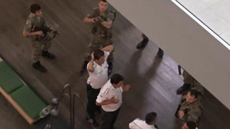 Hürriyet, Kanal D ve CNN Türk binasını askerler bastı