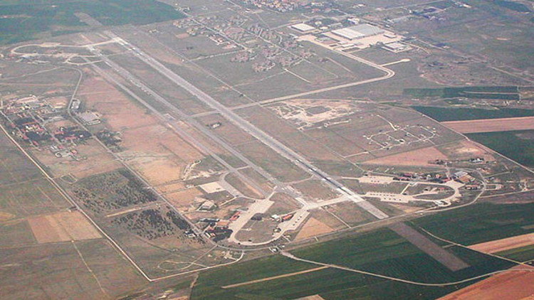 F-16lar kalkmasın diye vatandaşlar piste yattı