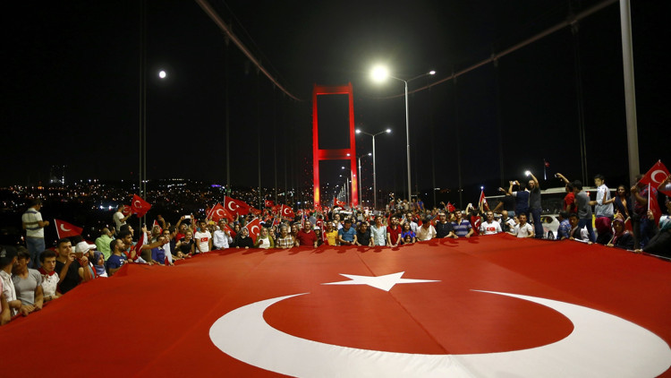 Vatandaşlar darbe girişimine karşı Boğaziçi Köprüsünde Vatandaşlar darbe girişimine karşı Boğaziçi Köprüsünde