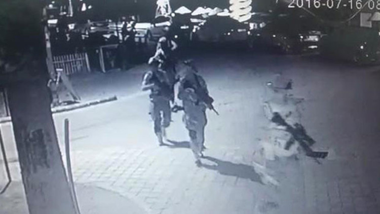 Marmaris’te helikopterle indirilen darbeci askerler otelin yerini çevredekilere sormuş Marmaris’te helikopterle indirilen darbeci askerler otelin yerini çevredekilere sormuş