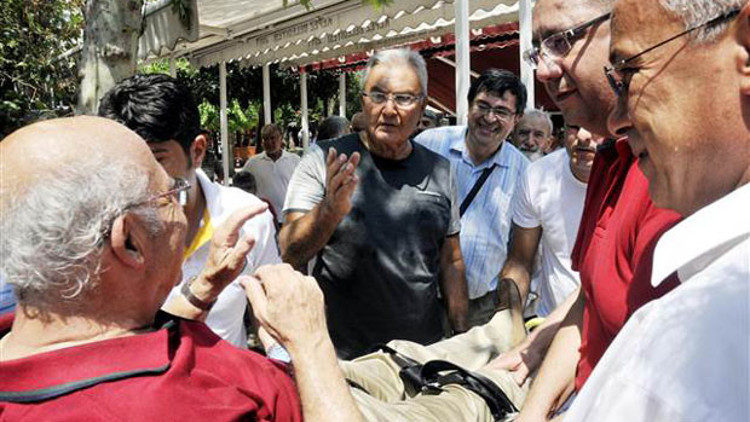 Deniz Baykal, çocukluk arkadaşının başından ayrılmadı