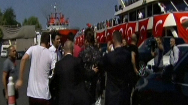 Ünlü isimlerden Yenikapı mitingine büyük ilgi Ünlü isimlerden Yenikapı mitingine büyük ilgi